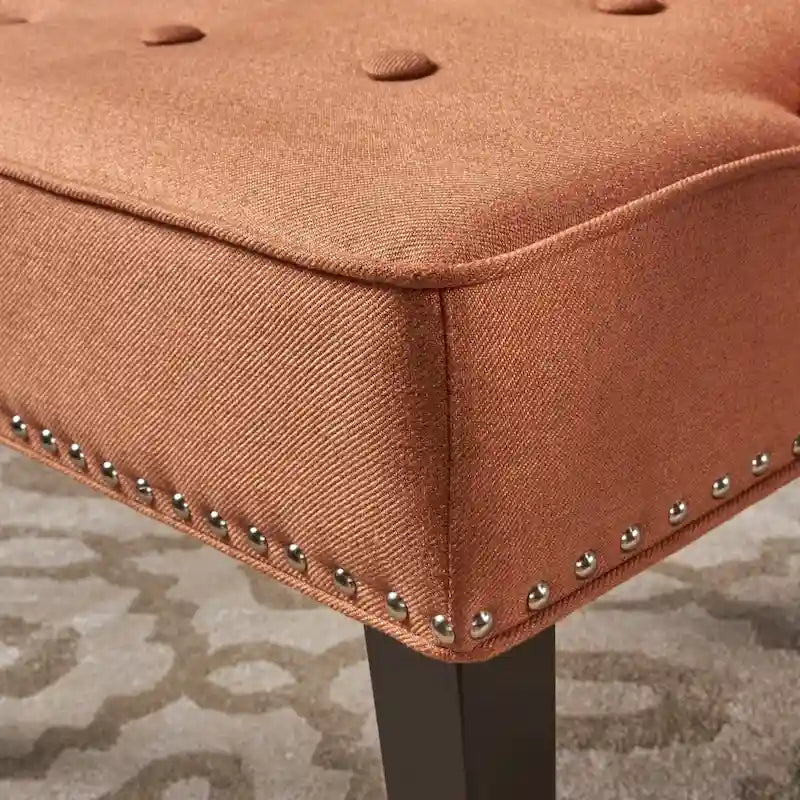 Fauteuil d'appoint rembourré avec clous décoratifs