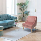 Fauteuil d'appoint Swoop avec revêtement en velours et pieds en bois d'hévéa